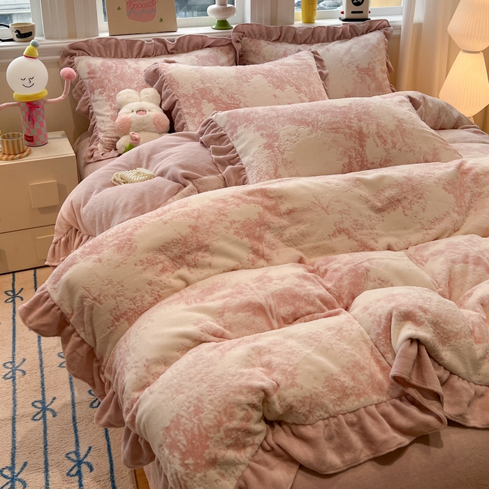 91家纺网 家纺一手货源 找家纺 忆生活家纺 2025新款秋冬韩版公主风5D立体雕花牛奶绒四件套 绿茵-粉