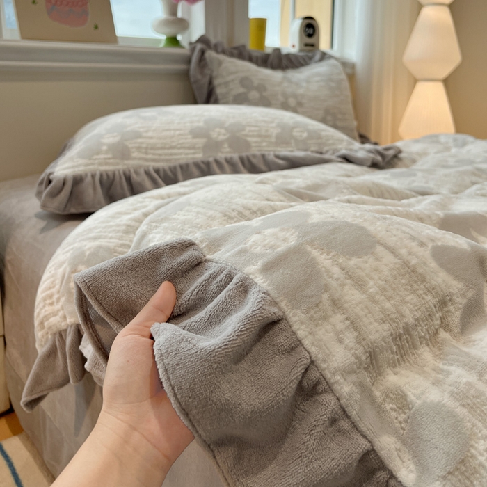 91家纺网 家纺一手货源 找家纺 忆生活家纺 2025新款秋冬韩版公主风5D立体雕花牛奶绒四件套 予你花香-灰