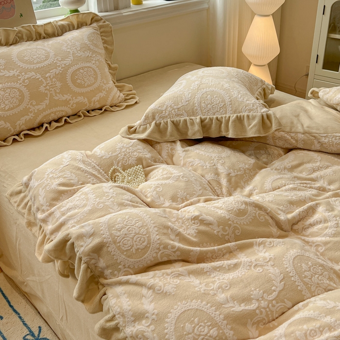 91家纺网 家纺一手货源 找家纺 忆生活家纺 2025新款秋冬韩版公主风5D立体雕花牛奶绒四件套 浅花悠悠-黄