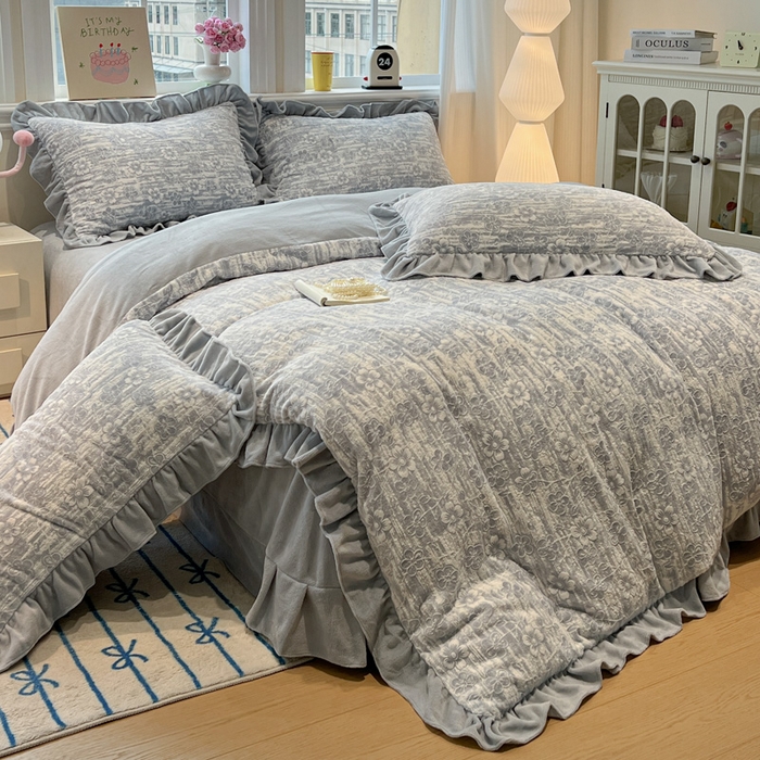 91家纺网 家纺一手货源 找家纺 忆生活家纺 2025新款秋冬韩版公主风5D立体雕花牛奶绒四件套 秋日花语-晴蓝