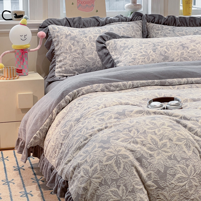 91家纺网 家纺一手货源 找家纺 忆生活家纺 2025新款秋冬韩版公主风5D立体雕花牛奶绒四件套 枫之叶-蓝