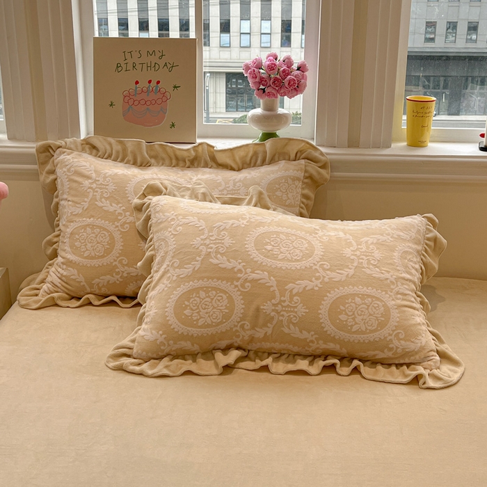 91家纺网 家纺一手货源 找家纺 忆生活家纺 2025新款秋冬韩版公主风5D立体雕花牛奶绒四件套 浅花悠悠-黄