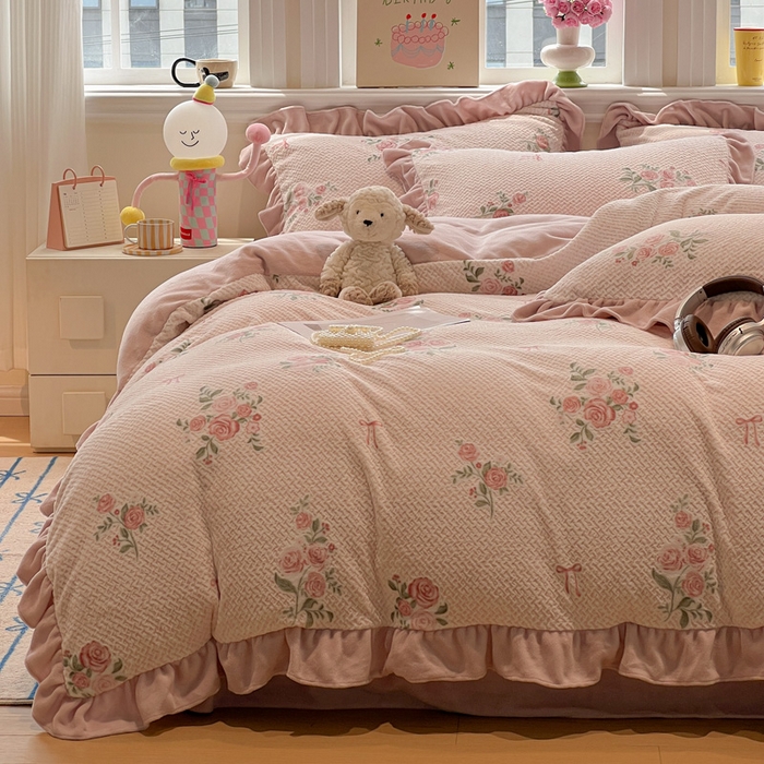 91家纺网 家纺一手货源 找家纺 忆生活家纺 2025新款秋冬韩版公主风5D立体雕花牛奶绒四件套 落川花海-粉