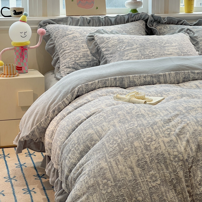 91家纺网 家纺一手货源 找家纺 忆生活家纺 2025新款秋冬韩版公主风5D立体雕花牛奶绒四件套 秋日花语-晴蓝