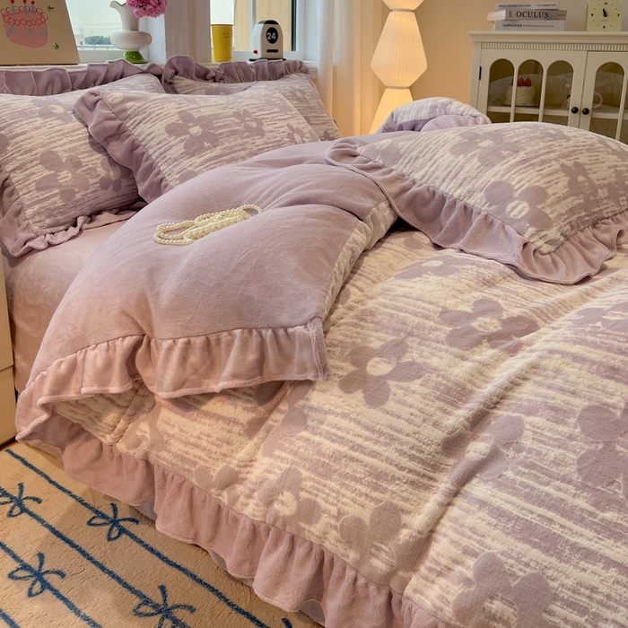 91家纺网 家纺一手货源 找家纺 忆生活家纺 2025新款秋冬韩版公主风5D立体雕花牛奶绒四件套 予你花香-紫