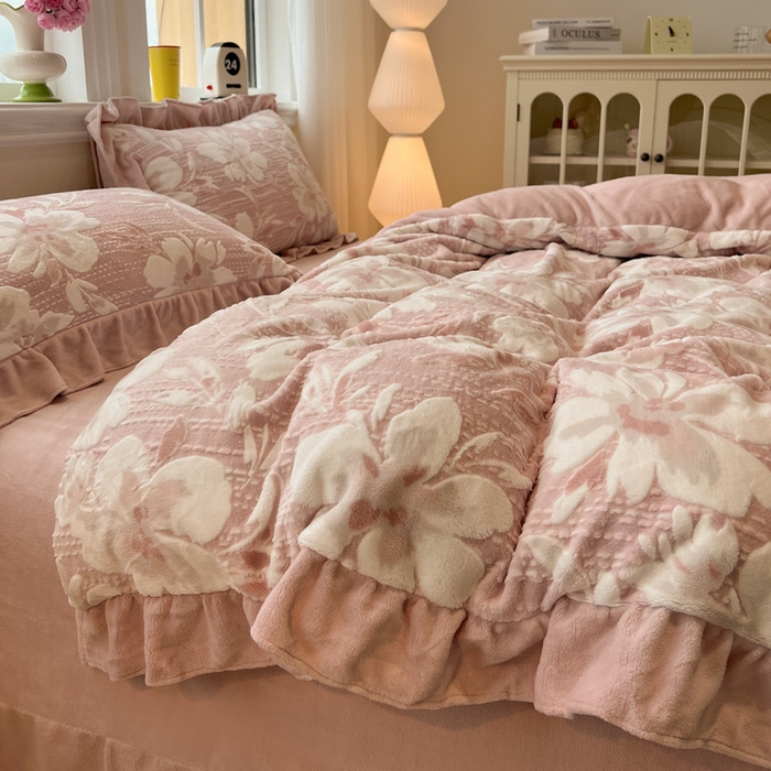 91家纺网 家纺一手货源 找家纺 忆生活家纺 2025新款秋冬韩版公主风5D立体雕花牛奶绒四件套 米兰花园-粉