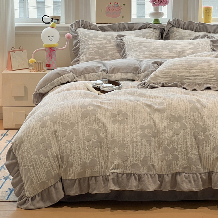 91家纺网 家纺一手货源 找家纺 忆生活家纺 2025新款秋冬韩版公主风5D立体雕花牛奶绒四件套 予你花香-灰