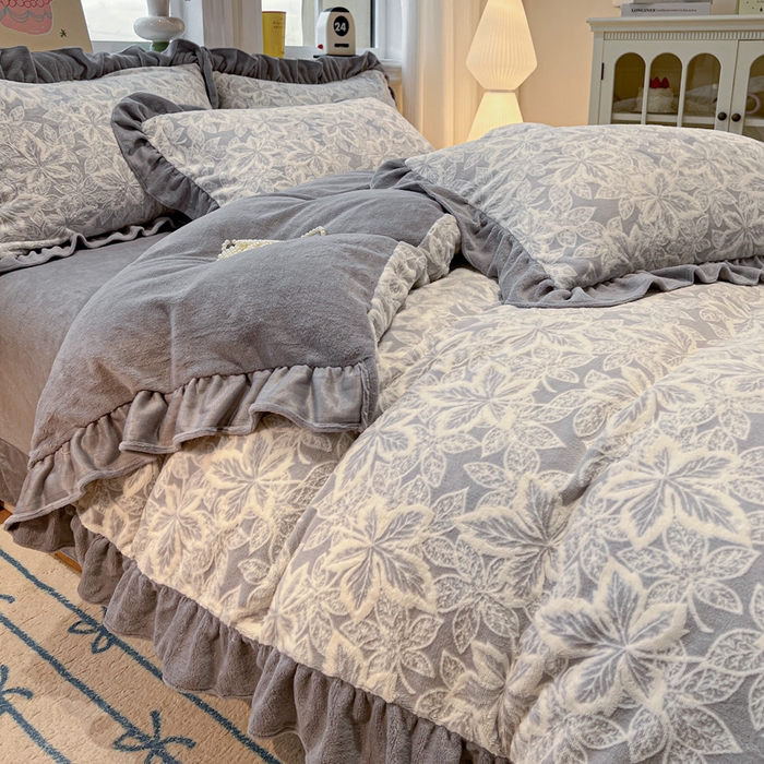 91家纺网 家纺一手货源 找家纺 忆生活家纺 2025新款秋冬韩版公主风5D立体雕花牛奶绒四件套 枫之叶-蓝