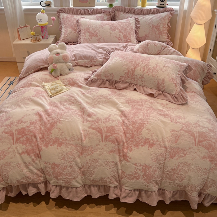 91家纺网 家纺一手货源 找家纺 忆生活家纺 2025新款秋冬韩版公主风5D立体雕花牛奶绒四件套 绿茵-粉