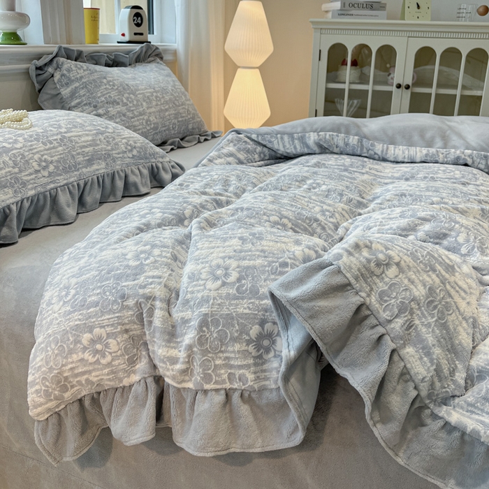 91家纺网 家纺一手货源 找家纺 忆生活家纺 2025新款秋冬韩版公主风5D立体雕花牛奶绒四件套 秋日花语-晴蓝