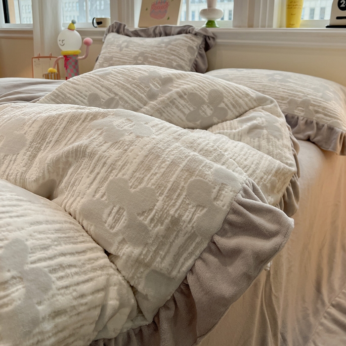 91家纺网 家纺一手货源 找家纺 忆生活家纺 2025新款秋冬韩版公主风5D立体雕花牛奶绒四件套 予你花香-灰