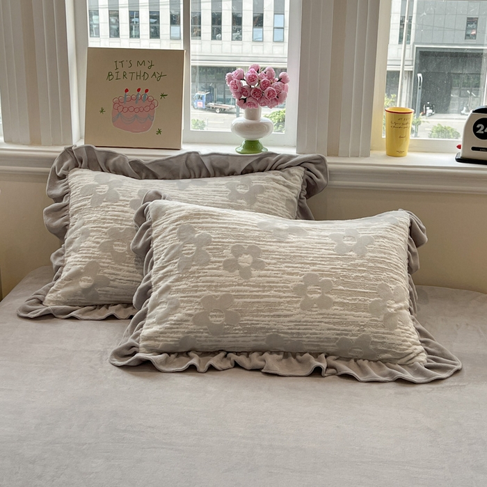 91家纺网 家纺一手货源 找家纺 忆生活家纺 2025新款秋冬韩版公主风5D立体雕花牛奶绒四件套 予你花香-灰