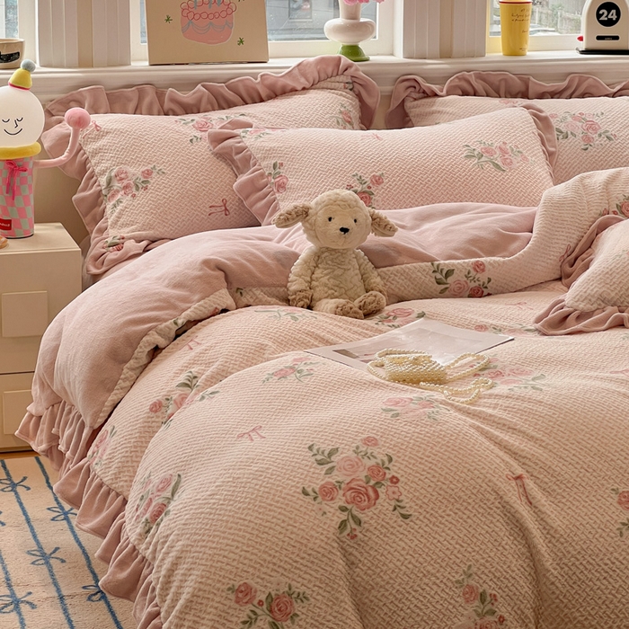 91家纺网 家纺一手货源 找家纺 忆生活家纺 2025新款秋冬韩版公主风5D立体雕花牛奶绒四件套 落川花海-粉