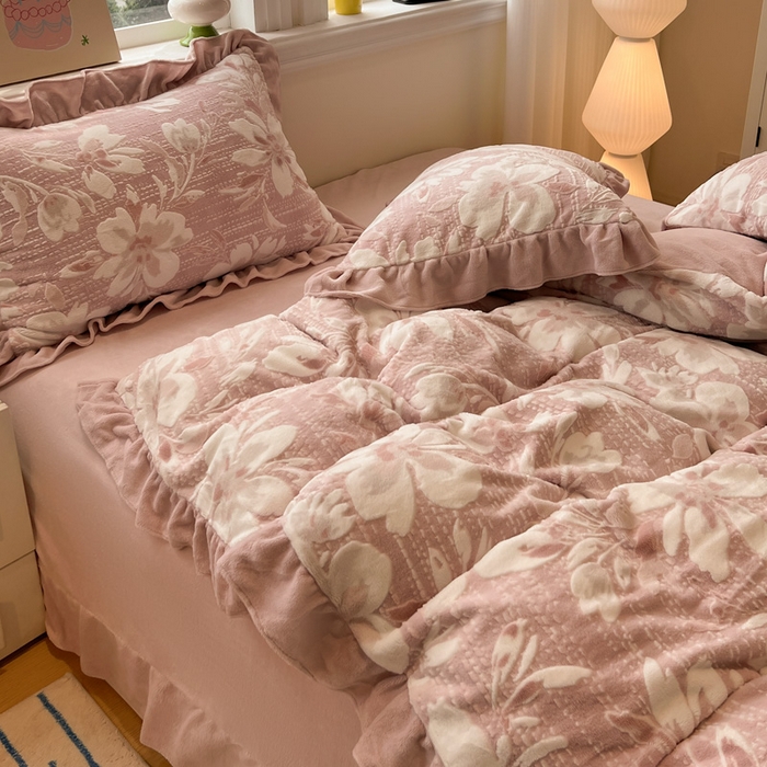 91家纺网 家纺一手货源 找家纺 忆生活家纺 2025新款秋冬韩版公主风5D立体雕花牛奶绒四件套 米兰花园-粉