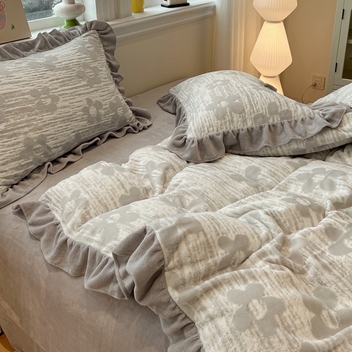 91家纺网 家纺一手货源 找家纺 忆生活家纺 2025新款秋冬韩版公主风5D立体雕花牛奶绒四件套 予你花香-灰