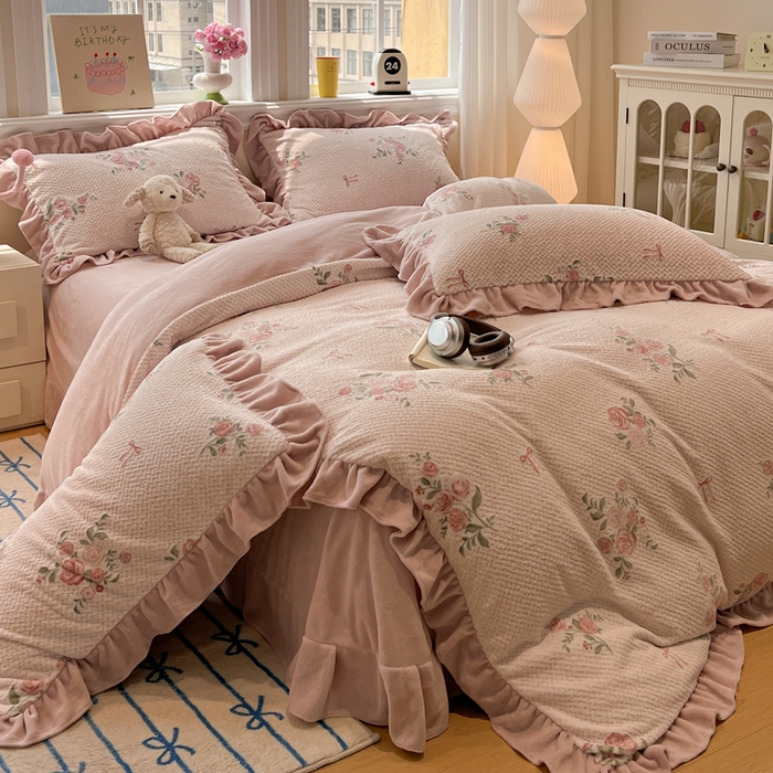 91家纺网 家纺一手货源 找家纺 忆生活家纺 2025新款秋冬韩版公主风5D立体雕花牛奶绒四件套 落川花海-粉