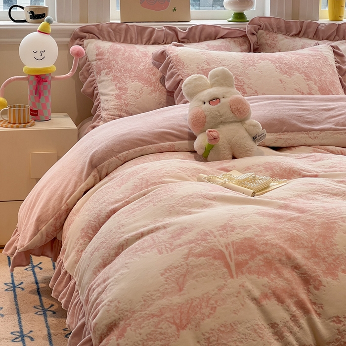 91家纺网 家纺一手货源 找家纺 忆生活家纺 2025新款秋冬韩版公主风5D立体雕花牛奶绒四件套 绿茵-粉