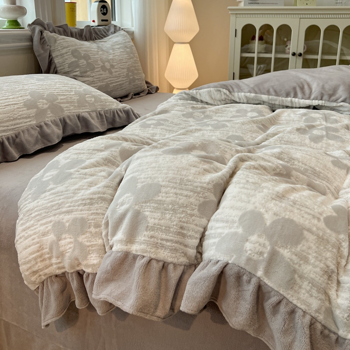 91家纺网 家纺一手货源 找家纺 忆生活家纺 2025新款秋冬韩版公主风5D立体雕花牛奶绒四件套 予你花香-灰