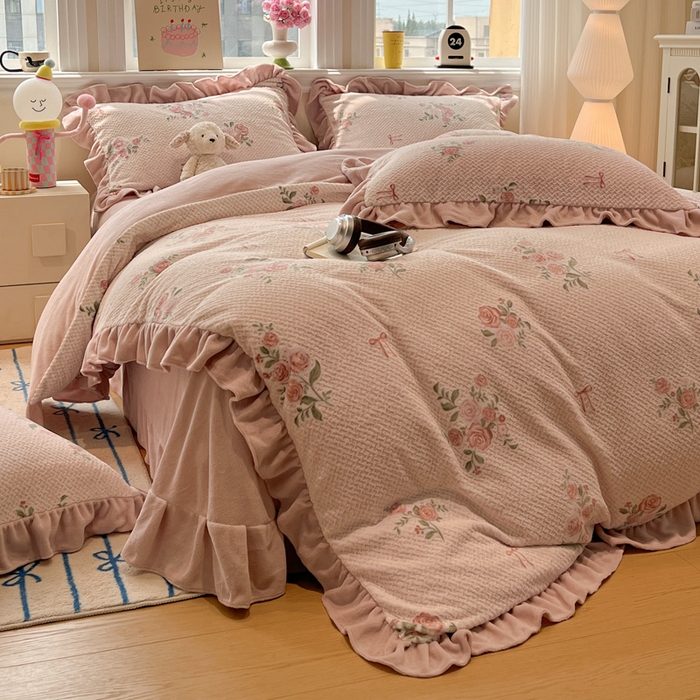 91家纺网 家纺一手货源 找家纺 忆生活家纺 2025新款秋冬韩版公主风5D立体雕花牛奶绒四件套 落川花海-粉