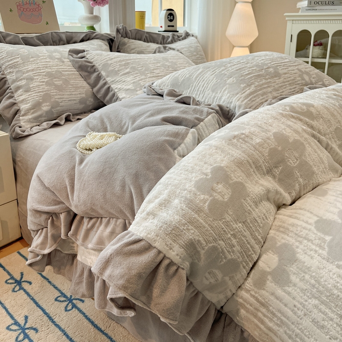 91家纺网 家纺一手货源 找家纺 忆生活家纺 2025新款秋冬韩版公主风5D立体雕花牛奶绒四件套 予你花香-灰