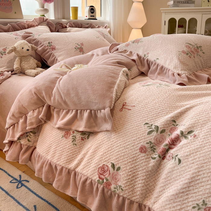 91家纺网 家纺一手货源 找家纺 忆生活家纺 2025新款秋冬韩版公主风5D立体雕花牛奶绒四件套 落川花海-粉