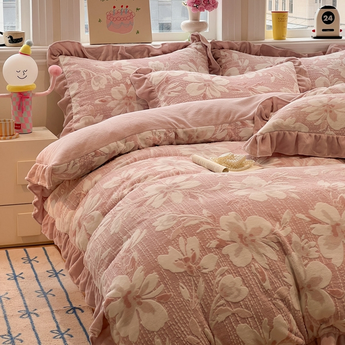 91家纺网 家纺一手货源 找家纺 忆生活家纺 2025新款秋冬韩版公主风5D立体雕花牛奶绒四件套 米兰花园-粉