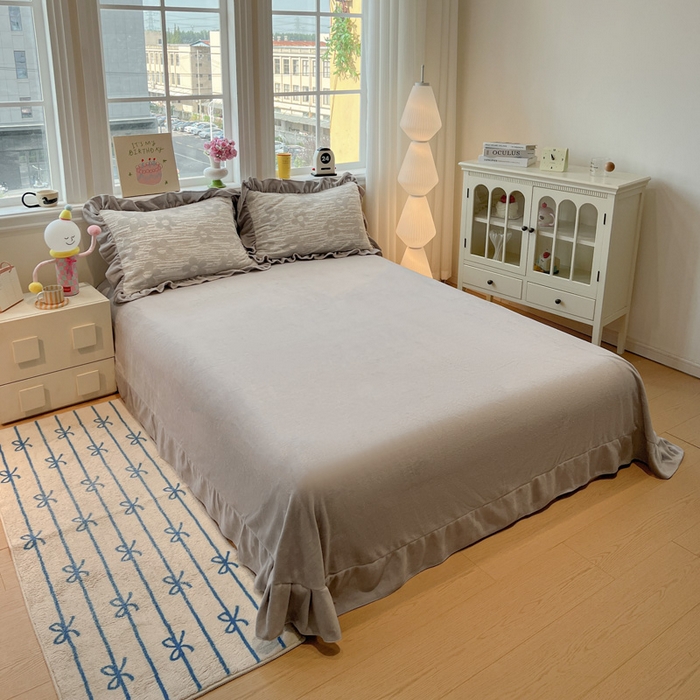 91家纺网 家纺一手货源 找家纺 忆生活家纺 2025新款秋冬韩版公主风5D立体雕花牛奶绒四件套 予你花香-灰