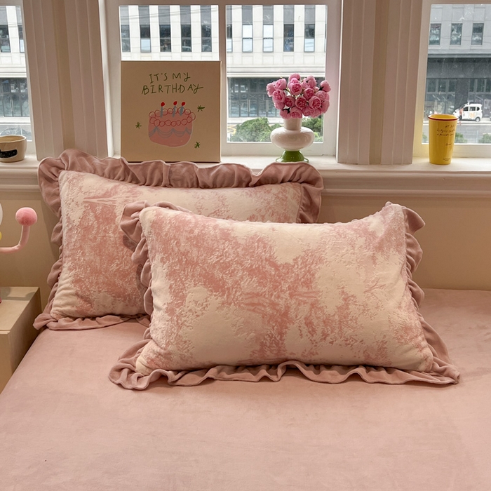 91家纺网 家纺一手货源 找家纺 忆生活家纺 2025新款秋冬韩版公主风5D立体雕花牛奶绒四件套 绿茵-粉