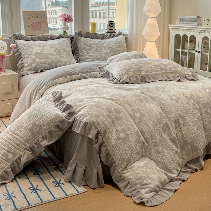 91家纺网 家纺一手货源 找家纺 忆生活家纺 2025新款秋冬韩版公主风5D立体雕花牛奶绒四件套 予你花香-灰