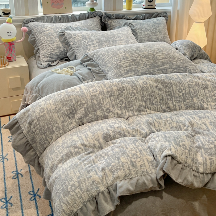 91家纺网 家纺一手货源 找家纺 忆生活家纺 2025新款秋冬韩版公主风5D立体雕花牛奶绒四件套 秋日花语-晴蓝