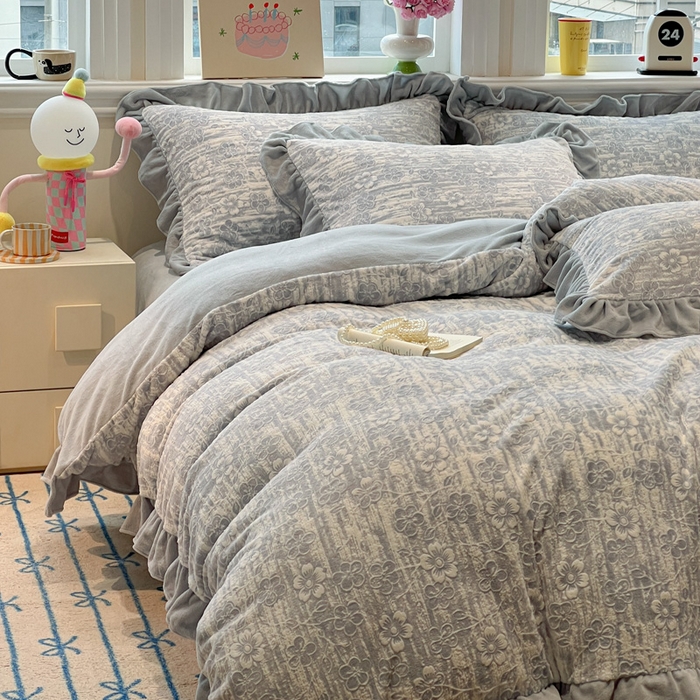 91家纺网 家纺一手货源 找家纺 忆生活家纺 2025新款秋冬韩版公主风5D立体雕花牛奶绒四件套 秋日花语-晴蓝