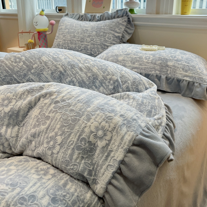 91家纺网 家纺一手货源 找家纺 忆生活家纺 2025新款秋冬韩版公主风5D立体雕花牛奶绒四件套 秋日花语-晴蓝