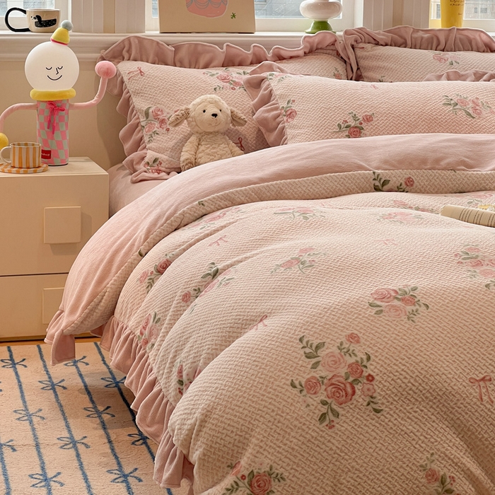 91家纺网 家纺一手货源 找家纺 忆生活家纺 2025新款秋冬韩版公主风5D立体雕花牛奶绒四件套 落川花海-粉