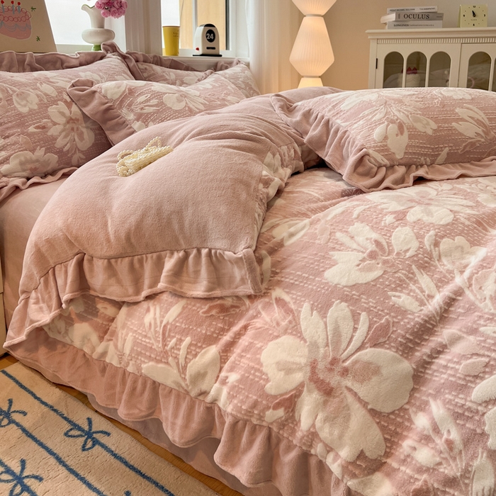 91家纺网 家纺一手货源 找家纺 忆生活家纺 2025新款秋冬韩版公主风5D立体雕花牛奶绒四件套 米兰花园-粉