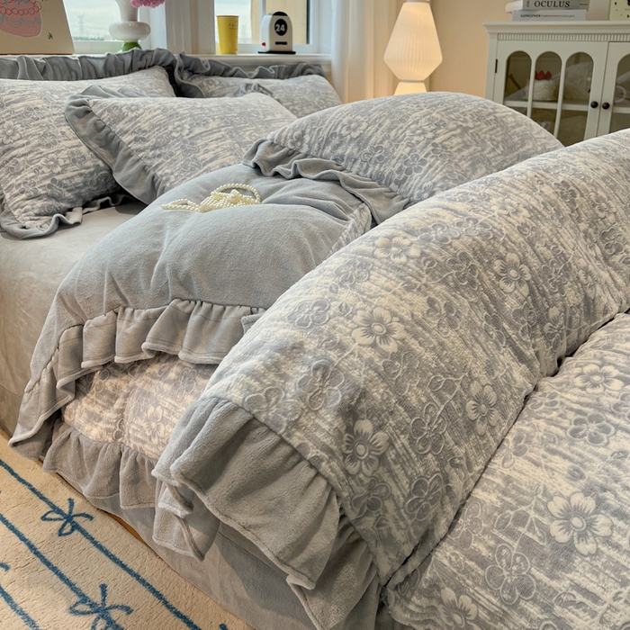 91家纺网 家纺一手货源 找家纺 忆生活家纺 2025新款秋冬韩版公主风5D立体雕花牛奶绒四件套 秋日花语-晴蓝