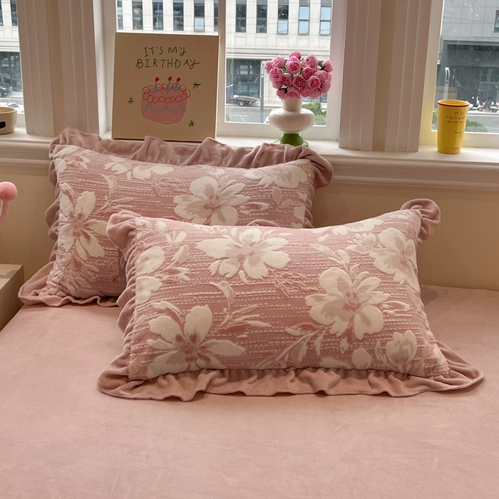 91家纺网 家纺一手货源 找家纺 忆生活家纺 2025新款秋冬韩版公主风5D立体雕花牛奶绒四件套 米兰花园-粉