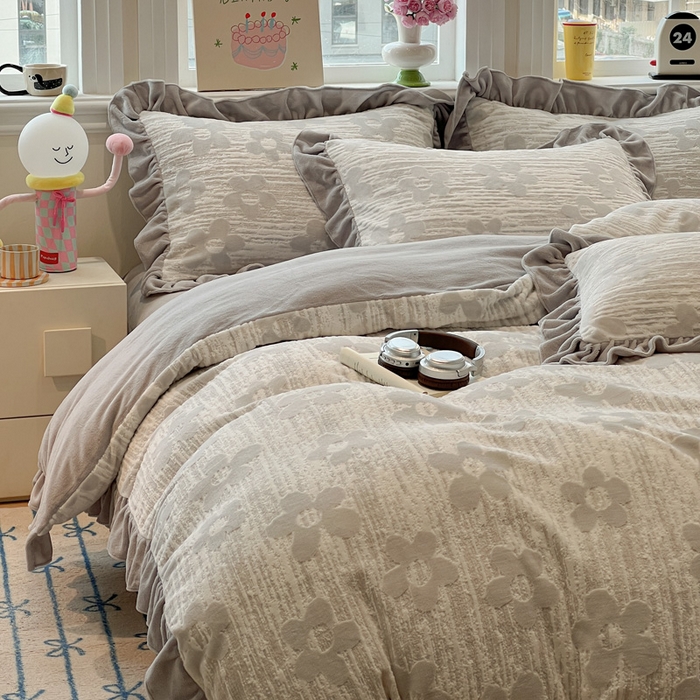 91家纺网 家纺一手货源 找家纺 忆生活家纺 2025新款秋冬韩版公主风5D立体雕花牛奶绒四件套 予你花香-灰