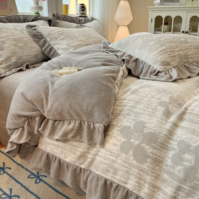 91家纺网 家纺一手货源 找家纺 忆生活家纺 2025新款秋冬韩版公主风5D立体雕花牛奶绒四件套 予你花香-灰