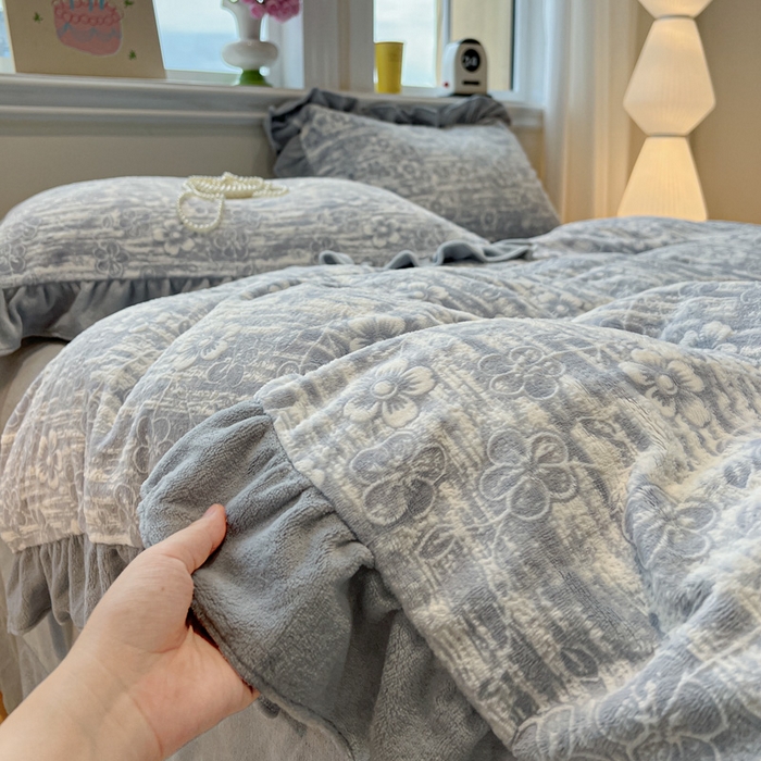 91家纺网 家纺一手货源 找家纺 忆生活家纺 2025新款秋冬韩版公主风5D立体雕花牛奶绒四件套 秋日花语-晴蓝