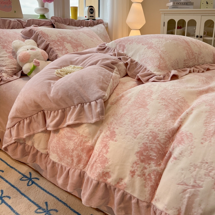 91家纺网 家纺一手货源 找家纺 忆生活家纺 2025新款秋冬韩版公主风5D立体雕花牛奶绒四件套 绿茵-粉