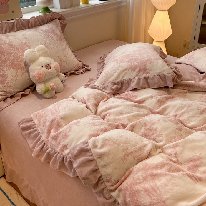 91家纺网 家纺一手货源 找家纺 忆生活家纺 2025新款秋冬韩版公主风5D立体雕花牛奶绒四件套 绿茵-粉