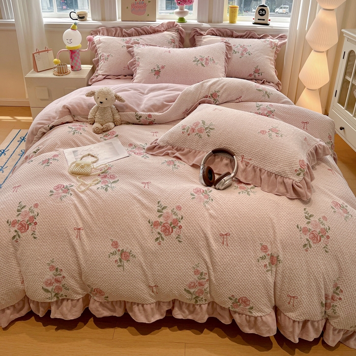 91家纺网 家纺一手货源 找家纺 忆生活家纺 2025新款秋冬韩版公主风5D立体雕花牛奶绒四件套 落川花海-粉
