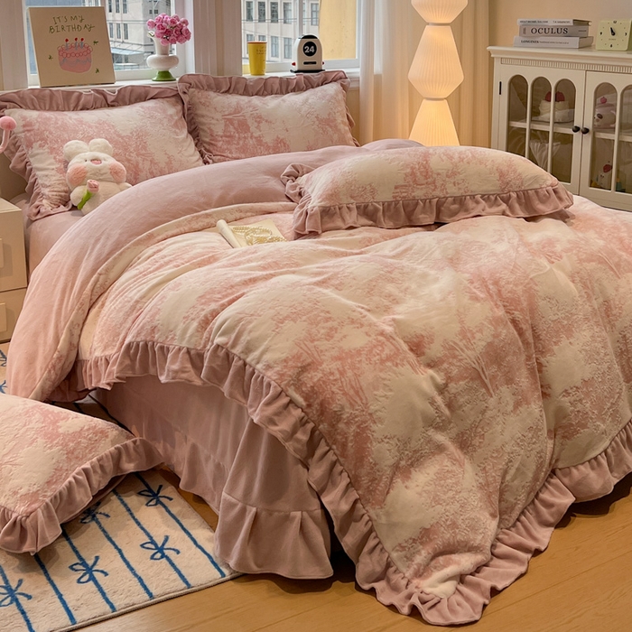 91家纺网 家纺一手货源 找家纺 忆生活家纺 2025新款秋冬韩版公主风5D立体雕花牛奶绒四件套 绿茵-粉