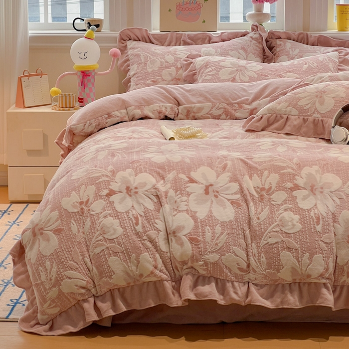 91家纺网 家纺一手货源 找家纺 忆生活家纺 2025新款秋冬韩版公主风5D立体雕花牛奶绒四件套 米兰花园-粉