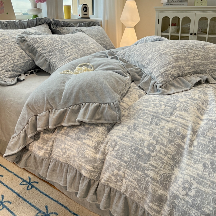 91家纺网 家纺一手货源 找家纺 忆生活家纺 2025新款秋冬韩版公主风5D立体雕花牛奶绒四件套 秋日花语-晴蓝