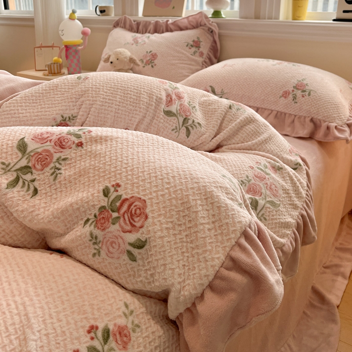 91家纺网 家纺一手货源 找家纺 忆生活家纺 2025新款秋冬韩版公主风5D立体雕花牛奶绒四件套 落川花海-粉