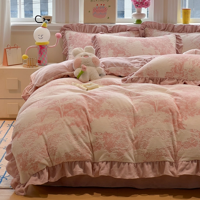 91家纺网 家纺一手货源 找家纺 忆生活家纺 2025新款秋冬韩版公主风5D立体雕花牛奶绒四件套 绿茵-粉