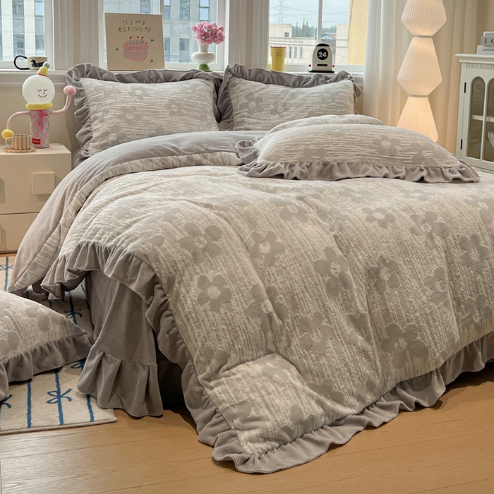 91家纺网 家纺一手货源 找家纺 忆生活家纺 2025新款秋冬韩版公主风5D立体雕花牛奶绒四件套 予你花香-灰