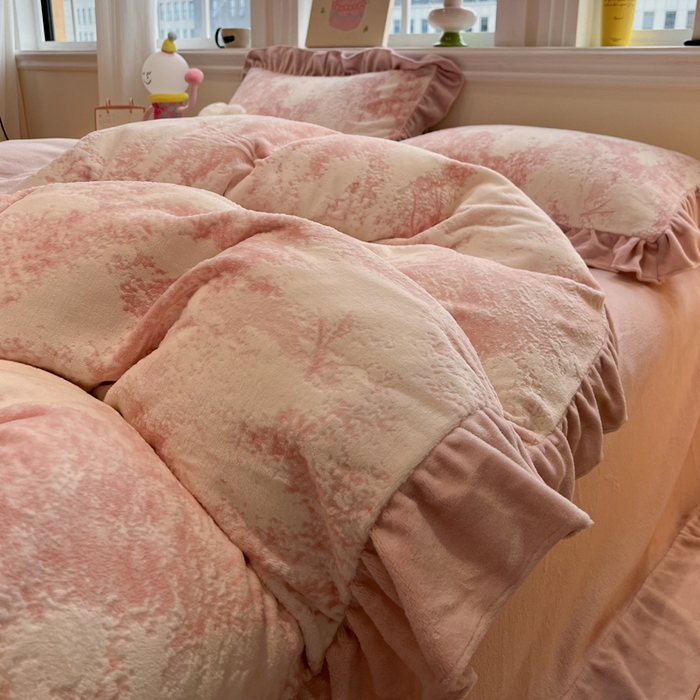 91家纺网 家纺一手货源 找家纺 忆生活家纺 2025新款秋冬韩版公主风5D立体雕花牛奶绒四件套 绿茵-粉