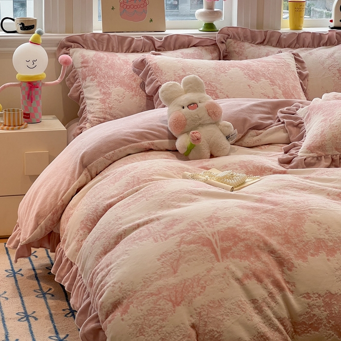 91家纺网 家纺一手货源 找家纺 忆生活家纺 2025新款秋冬韩版公主风5D立体雕花牛奶绒四件套 绿茵-粉